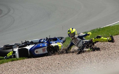 Jatuh di GP Aragon , Rossi Masuk Rumah Sakit